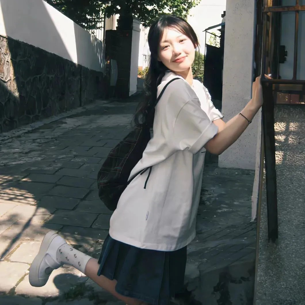 泳池怪诞
